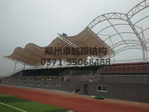 安裝膜結(jié)構(gòu)具有一定危險(xiǎn)性，需做好安全措施